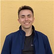 laureato con lode nel corso di laurea magistrale in politiche pee ed internazionali impartisce lezioni di lingua e materie scientifiche per studenti di tutte le età